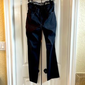 Wrangler outdoor pants in dark blue material. Nice stretch and pockets 34x34
